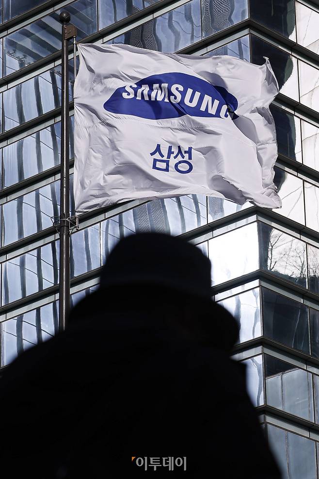 서울 서초구 삼성전자 서초사옥 게양대에 걸린 삼성 깃발이 바람에 휘날리고 있다. 조현호 기자 hyunho@