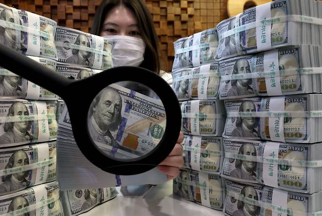 서울 중구 하나은행 위변조대응센터에서 관계자가 보유중인 달러를 정리하고 있다.(이투데이DB)