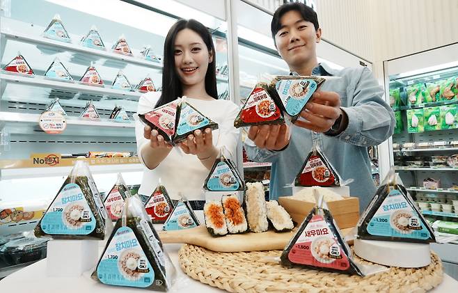 세븐일레븐이 진행한 '라이스 프로젝트'는 렌지업 없이 냉장상태에서 먹어도 바삭한 김과 촉촉한 밥의 식감을 모두 느낄 수 있는 삼각김밥의 맛을 구현해냈다.(사진제공=세븐일레븐)