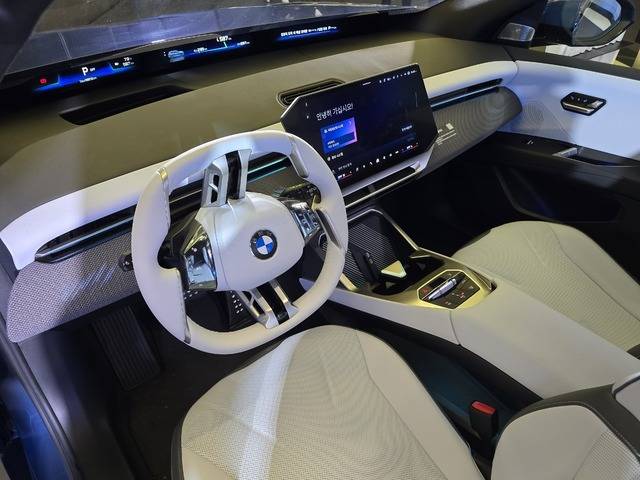 BMW 중형 전기 SUV iX3 1열 실내. 김상욱 기자