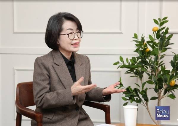 조용남 한국보육진흥원 원장은 베이비뉴스 '데스크가 만난 사람' 인터뷰를 통해 유보통합 추진과 관련해 "앞으로도 현장과 기관, 그리고 언론이 함께 지혜를 모은다면 유보통합은 보다 안정적이고 실질적인 방향으로 추진될 수 있을 것이라고 기대하고 있다"고 말했다. 이효상 기자 ⓒ베이비뉴스