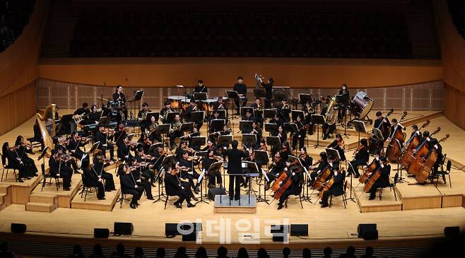 [이데일리 노진환 기자] 2026 이데일리 신년 음악회가 17일 서울 송파구 롯데콘서트홀에서 열렸다. KG필하모닉 오케스트라가 <레미제라블> 하이라이트 Les Miserables Highlight를 선보이고 있다.