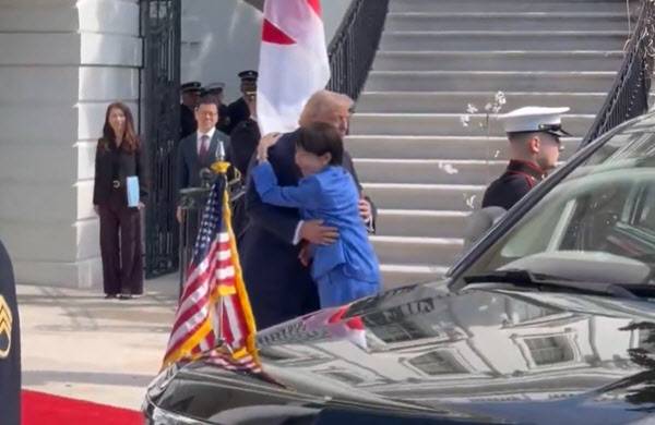 백악관에 도착한 다카이치 총리가 트럼프 대통령을 와락 껴안고 있다. (사진=마고 마틴 백악관 언론보좌관 X. 옛 트위터)