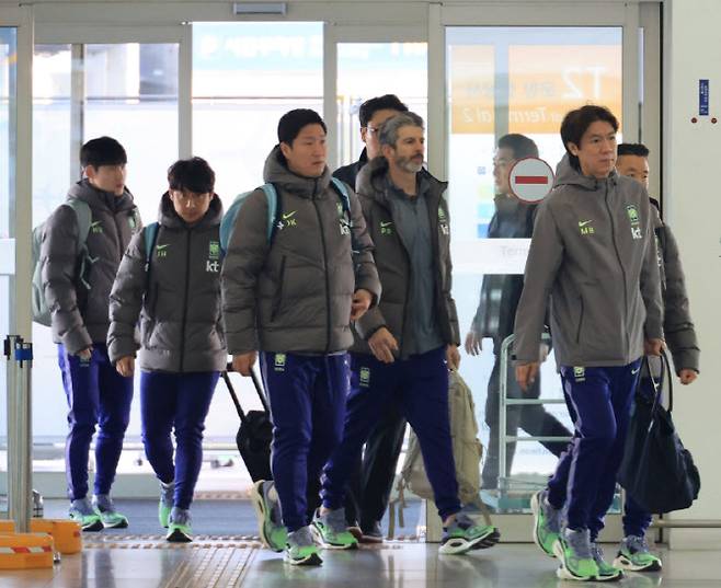 유럽원정 2연전에 나서는 한국축구 국가대표팀의 홍명보 감독이 23일 인천국제공항을 통해 출국하고 있다. 사진=연합뉴스