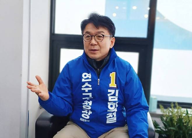 김희철 연수구청장 예비후보가 24일 연수구 청학동 선거사무소에서 인터뷰를 하고 있다. (사진 = 김희철 예비후보 제공)