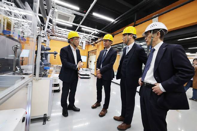 배경훈 부총리 겸 과기정통부 장관이(왼쪽 두번째) KAIST 실증랩 시연에서 경청하고 있다. (사진=KAIST)