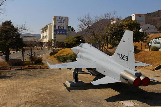 폴리텍대학 항공캠퍼스에 대한민국 영공을 지키던 F-5 전투기가 전시돼 있다. (사진제공=한국폴리텍대학)
