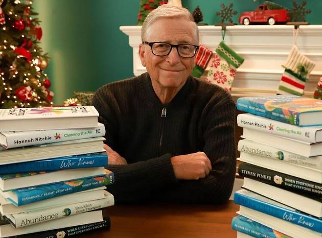 빌 게이츠는 그의 블로그에 "독서는 새로운 주제를 배울 수 있는 가장 좋은 방법"이라며 "어릴 때부터 일주일에 한권의 책을 읽는 습관을 갖고 있으며, 아무리 바빠도 틈이 나는 대로 책을 읽는다"고 밝힌 바 있다. 사진=빌 게이츠 인스타그램