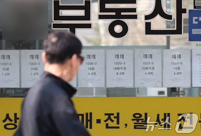 서울 아파트 전세가격이 상승세를 보이는 가운데 대단지 아파트에서도 전세 매물이 자취를 감추는 등 공급 부족 현상이 심화되고 있다. 23일 한국부동산원에 따르면 3월 셋째 주(16일 기준) 서울 아파트 전셋값은 0.13% 올라 전주(0.12%)보다 상승 폭이 확대됐다. 올해 누적 상승률은 1.30%로 지난해 같은 기간(0.21%)의 6배를 웃돌았다. 사진은 23일 서울 노원구의 한 부동산에 게시된 매물 안내문. 2026.3.23 ⓒ 뉴스1 오대일 기자