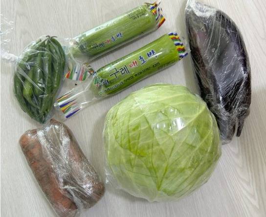 한 업체의 '1000원 채소'를 구매한 소비자는 "한 상품당 1000원이라 괜찮을까 걱정했는데 걱정이 무색할만큼 좋은 상품이 와서 만족했다"는 후기를 남겼다. (홈페이지 갈무리)