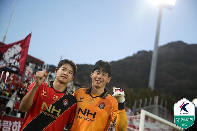 경남 김현오(왼쪽)(한국프로축구연맹 제공)