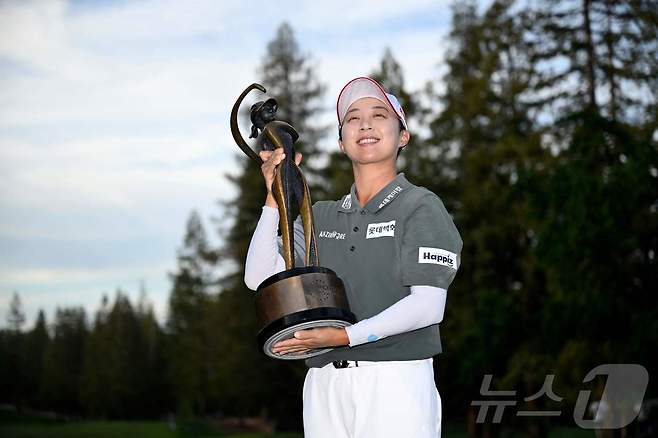 김효주가 22일(현지시간) 미국 캘리포니아주 멘로파크의 샤론 헤이츠 골프 앤 컨트리클럽(파72)에서 열린 미국여자프로골프(LPGA)투어 포티넷 파운더스컵(총상금 300만 달러)에서 우승 후 트로피를 들고 포즈를 취하고 있다. ⓒ AFP=뉴스1