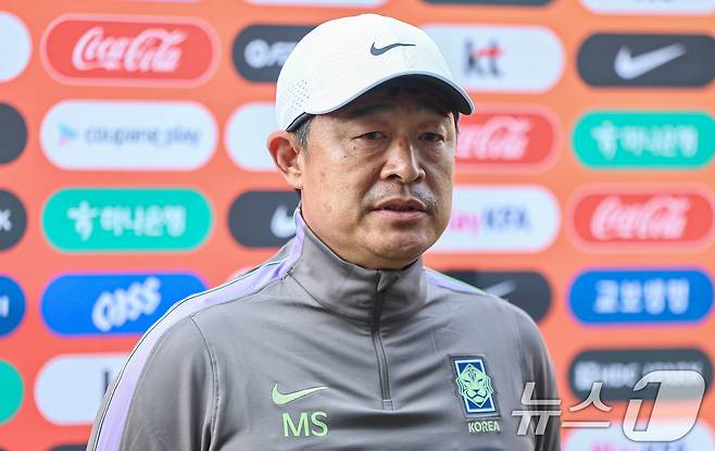 이민성 23세 이하(U-23) 축구대표팀 감독이 24일 충남 천안 코리아풋볼파크에서 2026 아이치·나고야 아시안게임에 대비해 열린 훈련에 앞서 취재진과 인터뷰를 하고 있다. 2026.3.24 ⓒ 뉴스1 김도우 기자