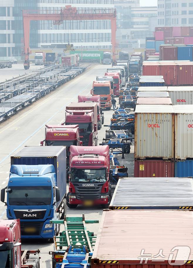 호르무즈 해협 봉쇄 여파로 국제유가가 배럴당 100달러 넘어선 9일 경기 의왕시 의왕ICD 터미널에 화물차들이 주차돼 있다. 2026.3.9 ⓒ 뉴스1 김영운 기자