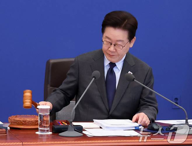 이재명 대통령이 24일 청와대에서 열린 국무회의에서 의사봉을 두드리고 있다. (청와대통신사진기자단) 2026.3.24 ⓒ 뉴스1 허경 기자