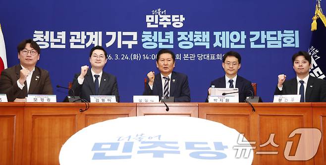 정청래 더불어민주당 대표가 24일 오후 서울 여의도 국회에서 청년 관계 기구 청년 정책 제안 간담회에서 참석자들과 기념촬영을 하고 있다. 2026.3.24 ⓒ 뉴스1 김민지 기자