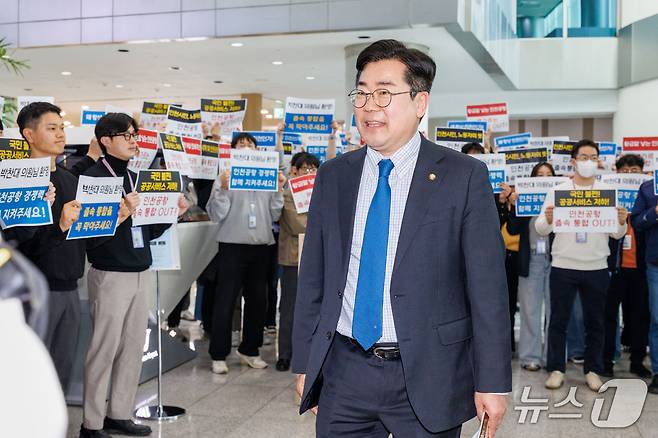 박찬대 국회의원이 24일 인천국제공항공사 청사 동관에서 인천공항공사 노조원들과 인사를 나누고 있다.(인천공항공사 제공. 재배포 및 DB금지)2026.3.24/뉴스1