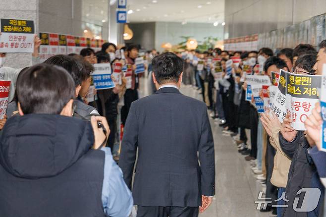박찬대 국회의원이 24일 인천국제공항공사 청사 동관에서 인천공항공사 노조원들과 인사를 나누고 있다.(인천공항공사 제공. 재배포 및 DB금지)2026.3.24/뉴스1