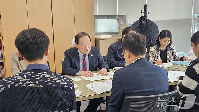 24일 행정안전부 교부세과를 방문해 현안 건의하는 이병선 시장.(속초시 제공,재판매 및 DB 금지) 2026.3.24/뉴스1