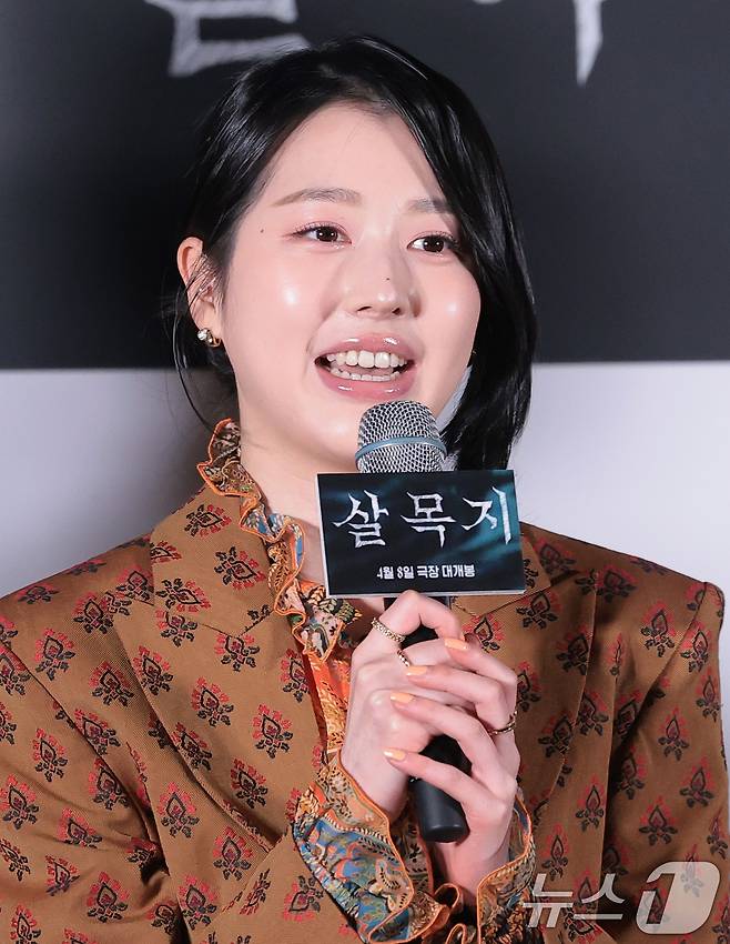 배우 장다아가 24일 오후 서울 용산구 CGV아이파크몰에서 열린 영화 ‘살목지’(감독 이상민) 언론배급시사회 및 기자간담회에 참석해 인사말을 하고 있다. ‘살목지’는 로드뷰에 포착된 정체불명의 형체를 재촬영하기 위해 저수지로 향한 촬영팀이 검고 깊은 물속의 무언가와 마주하며 벌어지는 이야기를 그린 공포 영화다. 2026.3.24 ⓒ 뉴스1 권현진 기자