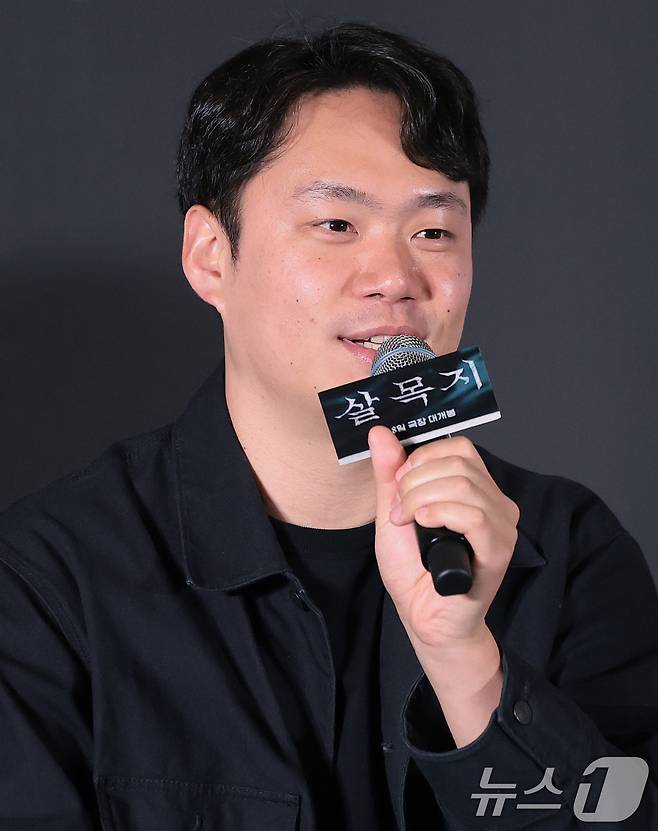 이상민 감독이 24일 오후 서울 용산구 CGV아이파크몰에서 열린 영화 ‘살목지’ 언론배급시사회 및 기자간담회에서 인사말을 하고 있다. ‘살목지’는 로드뷰에 포착된 정체불명의 형체를 재촬영하기 위해 저수지로 향한 촬영팀이 검고 깊은 물속의 무언가와 마주하며 벌어지는 이야기를 그린 공포 영화다. 2026.3.24 ⓒ 뉴스1 권현진 기자