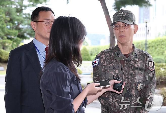 김용대 전 드론작전사령관이 18일 서울 서초구 서울고등검찰청에 마련된 내란 특검팀(특별검사 조은석) 사무실에 피의자 조사를 받기 위해 출석하며 취재진의 질문에 답하고 있다. 2025.9.18 ⓒ 뉴스1 김성진 기자