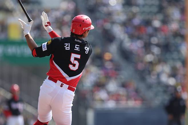 KIA 김도영이 22일 서울 잠실구장에서 열린 2026 KBO리그 시범경기 두산전에서 안타를 치고 있다. 사진 | KIA 타이거즈