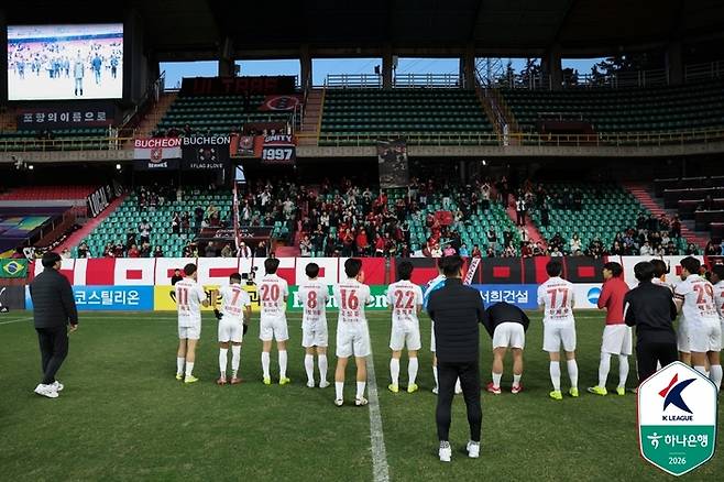 부천 선수단이 22일 포항전이 끝난 뒤 팬께 인사하고 있다. 사진 | 한국프로축구연맹