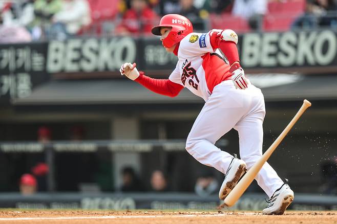 KIA 김호령이 15일 광주-기아 챔피언스 필드에서 열린 2026 KBO리그 시범경기 KT와 경기에서 1타점 적시 2루타를 치고 있다. 사진 | KIA 타이거즈