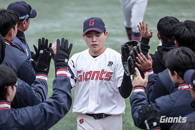 롯데 박찬형이 12일 부산 사직구장에서 열린 2026 KBO리그 시범경기  KT전에서 동료들과 하이파이브를 하고 있다. 사진 | 롯데 자이언츠