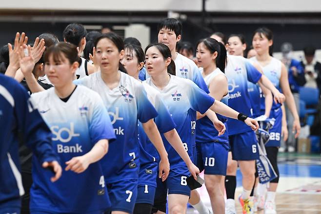 신한은행 선수들이 23일 인천 도원체육관에서 열린 BNK금융 2025~2026 여자프로농구 정규리그 KB스타즈와 경기에서 승리한 후 하이파이브 하고 있다. 사진 | WKBL