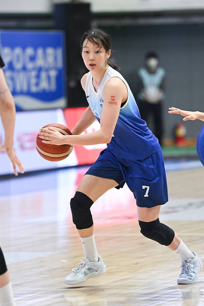 신한은행 신지현이 23일 인천 도원체육관에서 열린 BNK금융 2025~2026 여자프로농구 정규리그 KB스타즈와 경기에서 드리블 하고 있다. 사진 | WKBL