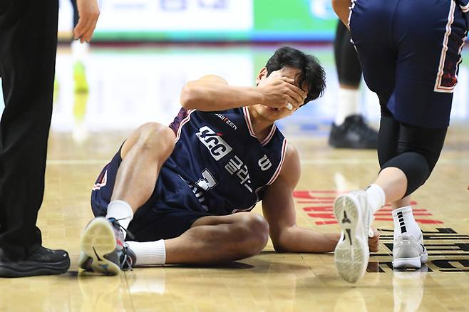 KCC 허훈이 21일 부산 사직체육관에서 열린 2025~2026 LG전자 프로농구 정규리그 삼성과 경기에서 삼성 케렘 칸터와 충돌해 코를 다친 후 통증을 호소하고 있다. 사진 | KBL