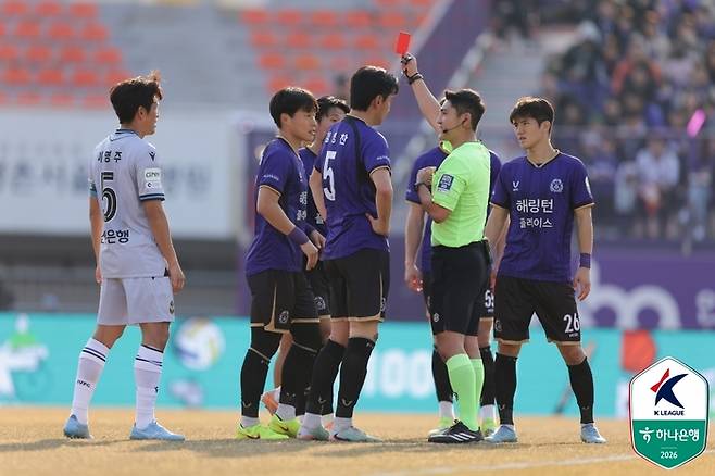안양 이창용(가운데)이 인천전에서 레드카드를 받고 있다. 사진 | 한국프로축구연맹