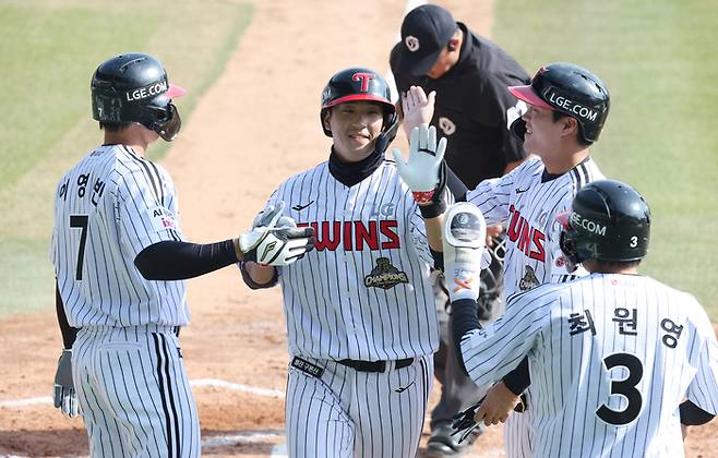 LG 송찬의가 23일 서울 잠실구장에서 열린 2026 KBO리그 시범경기 키움전에서 만루 홈런을 터트린 후 동료들과 하이파이브 하고 있다. 사진 | LG 트윈스