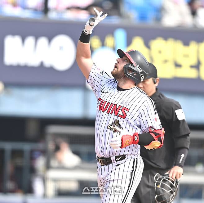 LG 오스틴이 24일 서울 잠실구장에서 열린 2026 KBO리그 시범경기 키움전 6회말 2사 중월홈런을 날린 후 세리머니를 하고 있다. 잠실 | 최승섭기자 thunder@sportsseoul.com