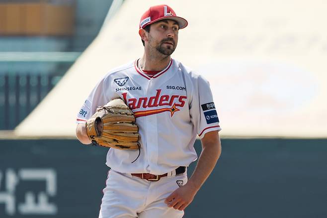 SSG 앤서니 베니지아노가 24일 인천SSG랜더스필드에서 열린 2026 KBO리그 시범경기 롯데전에서 역투하고 있다. 사진 | SSG 랜더스