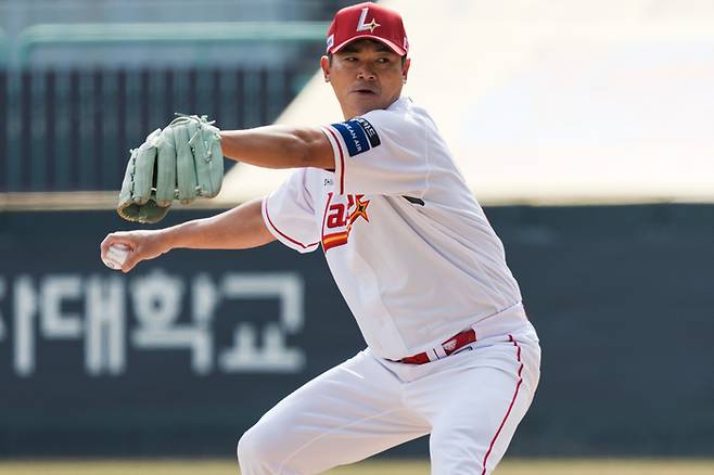 SSG 노경은이 24일 인천SSG랜더스필드에서 열린 2026 KBO리그 시범경기 롯데전에서 힘차게 공을 던지고 있다. 사진 | SSG 랜더스