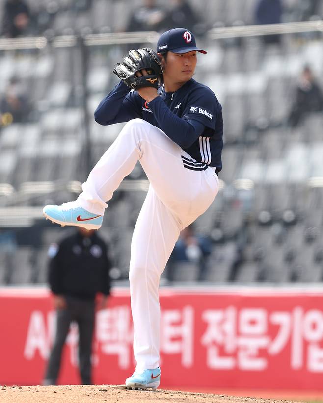 두산 곽빈이 23일 수원케이티위즈파크에서 열린 2026 KBO리그 시범경기 KT전서 선발 등판해 역투하고 있다. 사진 | 두산 베어스