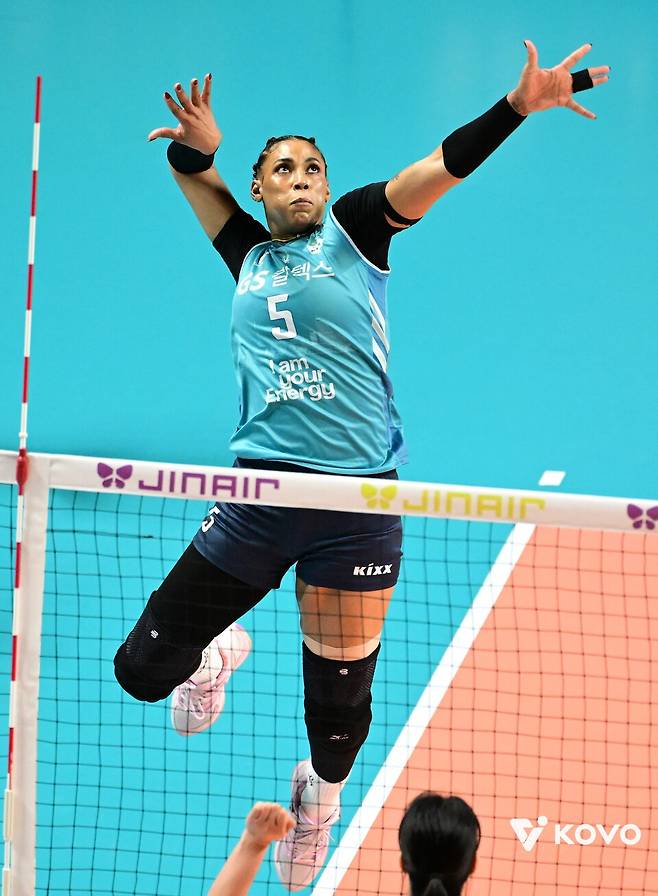 GS칼텍스 실바가 24일 오후 7시 서울 장충체육관에서 열린 2025-2026 V-리그 여자부 준플레이오프 흥국생명과의 경기에서 공격을 시도하고 있다./사진=KOVO