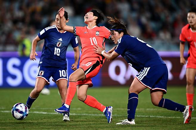 epa12829571 Ji Soyun of South Korea (C) competes for possession with Hana Takahashi of Japan (R) during the AFC Women's Asian Cup semi-final between South Korea and Japan in Sydney, Australia, 18 March 2026.  EPA/DAN HIMBRECHTS AUSTRALIA AND NEW ZEALAND OUT   EDITORIAL USE ONLY







<저작권자(c) 연합뉴스, 무단 전재-재배포, AI 학습 및 활용 금지>