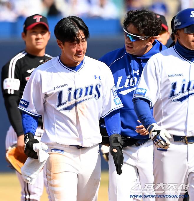 22일 대구삼성라이온즈파크에서 열린 LG와 삼성의 시범경기. 5회말 1사 2루 삼성 최형우 타석때 2루주자 이성규가 LG 배재준의 견제구에 얼굴을 맞아 교체되고 있다. 대구=허상욱 기자wook@sportschosun.com/2026.03.22/