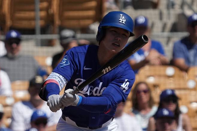 Mar 21, 2026; Phoenix, Arizona, USA; Los Angeles Dodgers second baseman Hyeseong Kim (6) hits against the Athletics in the first inning at Camelback Ranch-Glendale. Mandatory Credit: Rick Scuteri-Imagn Images연합뉴스