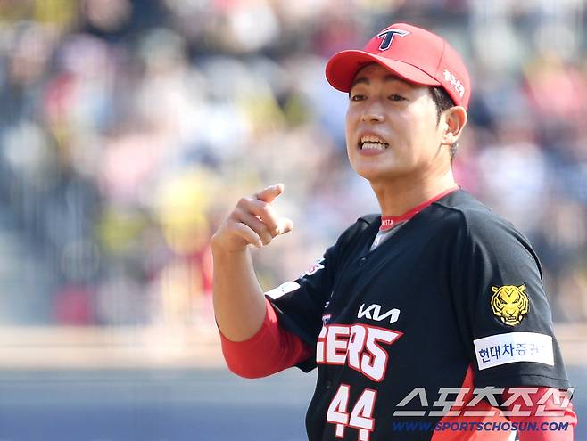 22일 잠실구장에서 열린 KBO리그 두산과 KIA의 시범 경기. 투구를 마치고 포수와 대화를 나누는 KIA 이태양. 잠실=송정헌 기자songs@sportschosun.com/2026.03.22/