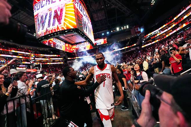 Houston Rockets forward Kevin Durant (7) leaves the court after winning an NBA basketball game against the Miami Heat in Houston, Saturday, March 21, 2026. (AP Photo/Ashley Landis)







<저작권자(c) 연합뉴스, 무단 전재-재배포, AI 학습 및 활용 금지>