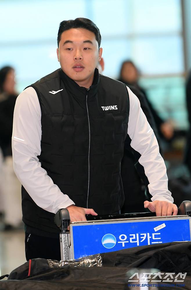 LG 트윈스 선수단이 22일 인천국제공항을 통해 스프링캠프가 열리는 미국 애리조나로 출국했다. 이지강이 출국장으로 향하고 있다. 인천공항=박재만 기자 pjm@sportschosun.com/2026.01.22/