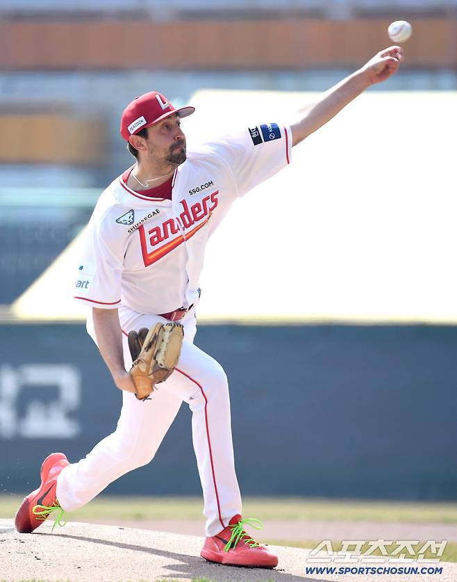 24일 인천 SSG랜더스필드에서 열린 KBO리그 시범경기 롯데와 SSG의 경기. 선발 투구하고 있는 SSG 베니지아노. 인천=송정헌 기자songs@sportschosun.com/2026.03.24/