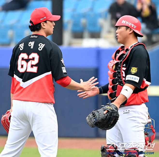 24일 대구삼성라이온즈파크에서 열린 KIA와 삼성의 시범경기. KIA가 2대1로 승리했다. 승리의 기쁨을 나누는 정해영 한준수 배터리의 모습. 대구=허상욱 기자wook@sportschosun.com/2026.03.24/