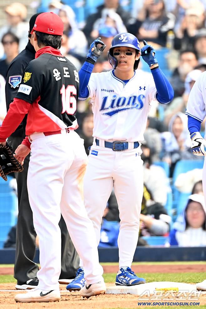 24일 대구삼성라이온즈파크에서 열린 KIA와 삼성의 시범경기. 3회말 삼성 김성윤이 안타를 치고 기뻐하고 있다. 대구=허상욱 기자wook@sportschosun.com/2026.03.24/