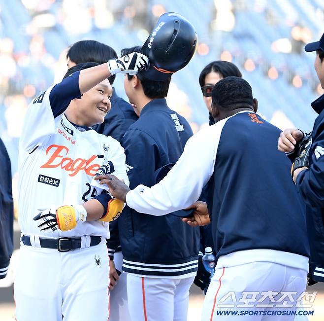 19일 대전한화생명볼파크에서 열린 KIA와 한화의 시범경기. 9회말 1사 1루 한화 김태연이 끝내기 2점홈런을 치고 페라자와 기쁨을 나누고 있다. 대전=허상욱 기자wook@sportschosun.com/2026.03.19/